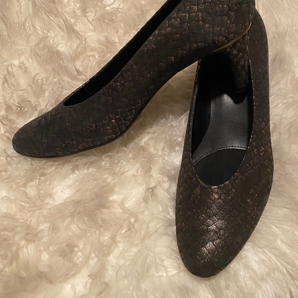 New Vaneli golden and grey reptile suede sz 9.5 - Picture 2 of 10